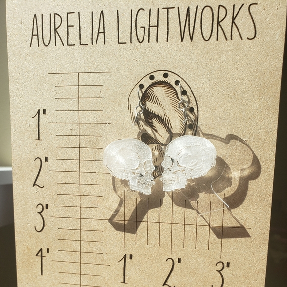 Silhouette profile engraved skull earrings - Picture 7 of 9